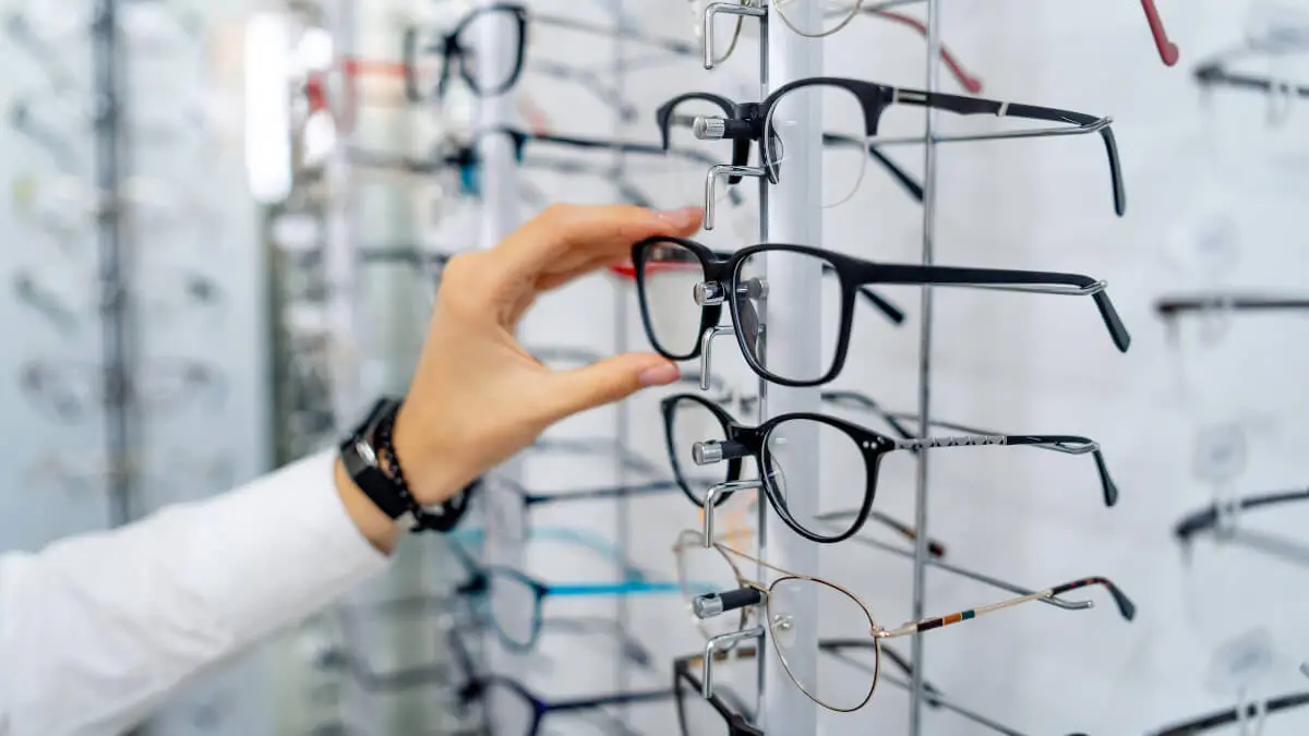 Glasögonbågar på display i en optikbutik